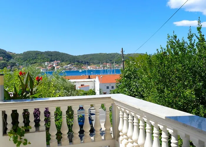 Garni Stefi! Couette-café Supetarska Draga